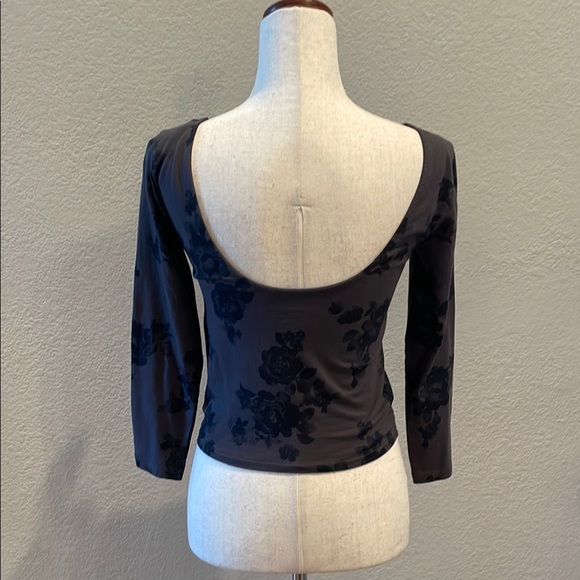 NEW AMERICAN EAGLE Floral Black Women's Top Sz Med - Picture 2 of 4